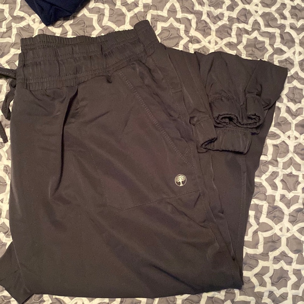 HH works by healing hands 2XP scrub joggers